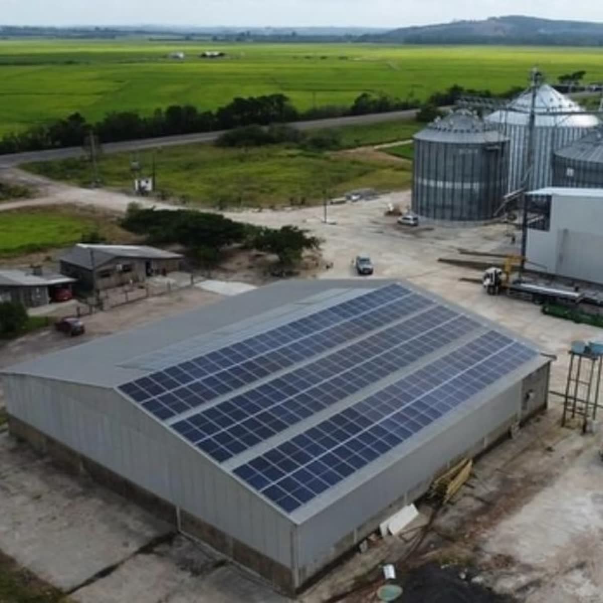 Sistema solar em armazém ao lado de silos de grãos
