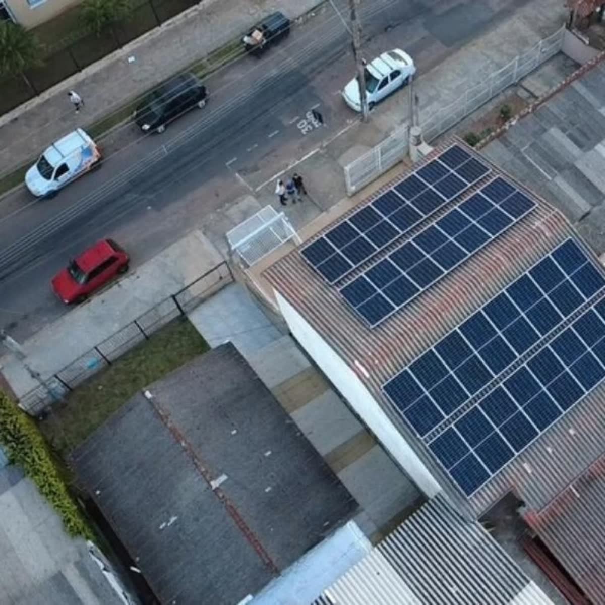 Painéis solares cobrindo telhado de galpão