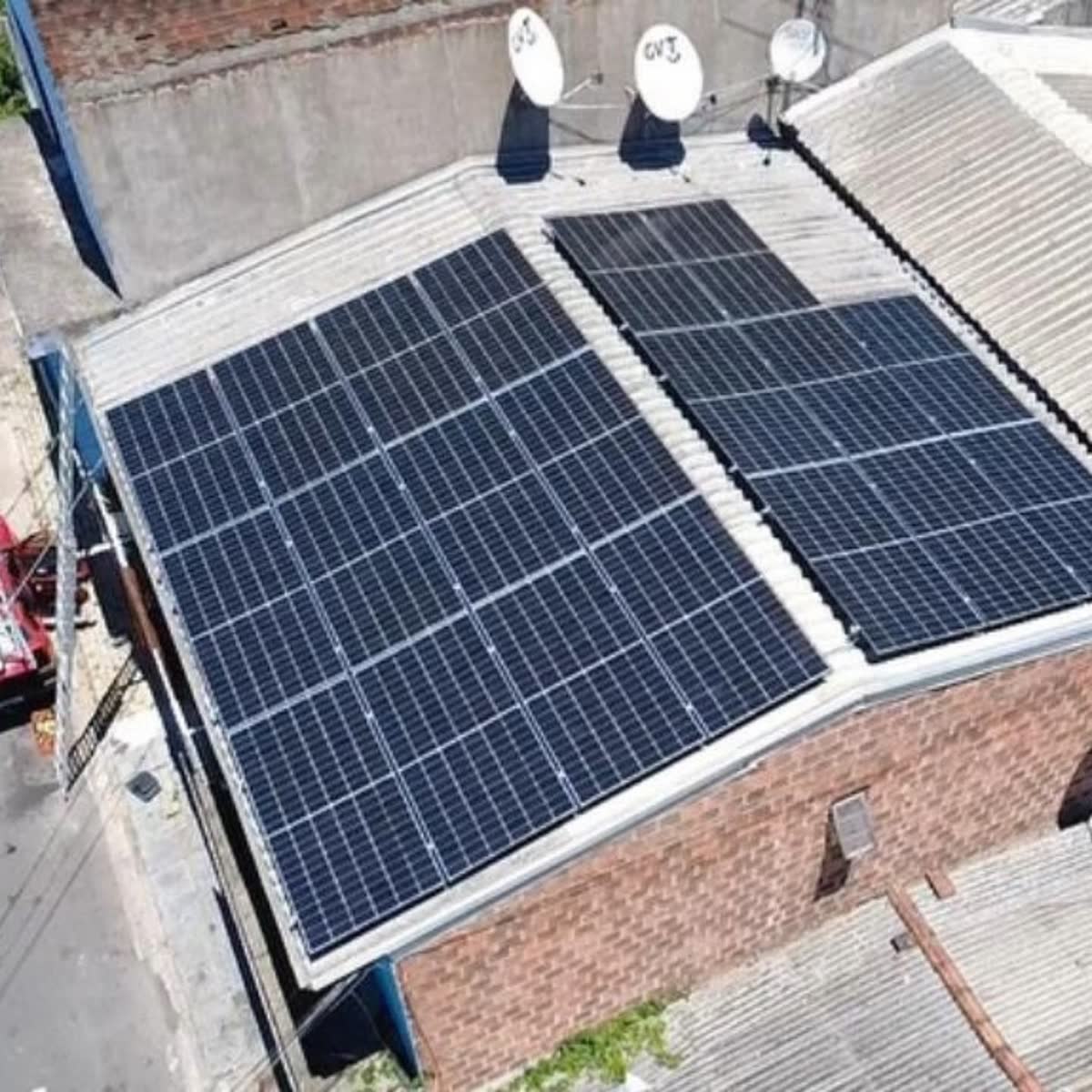 Usina solar em galpão comercial, vista aérea