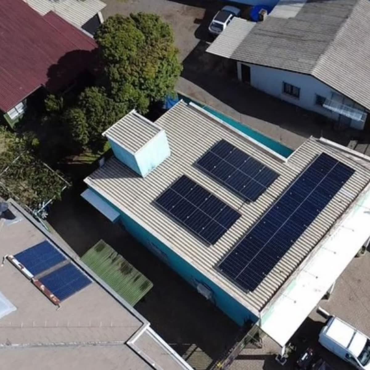 Sistema solar residencial em telhado, vista aérea