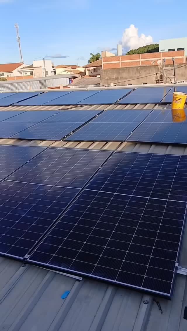 Fileiras de painéis solares em telhado metálico